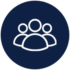Weißes Symbol mit drei stilisierten Personen auf dunkelblauem Kreis – Darstellung von Team oder Gemeinschaft.