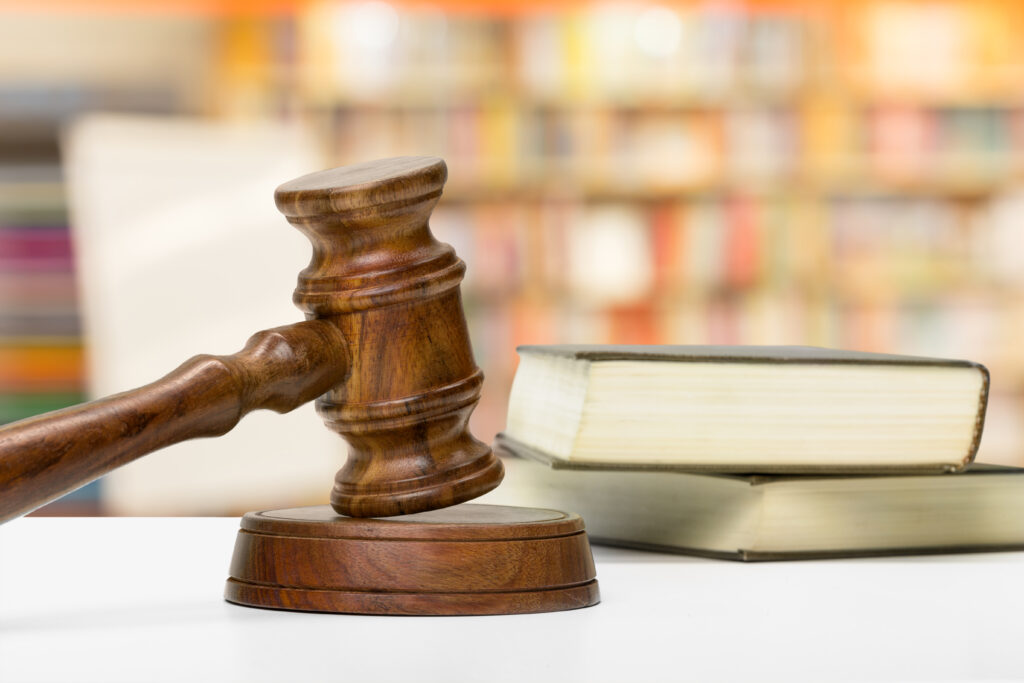 GEG Heizung im Bestand Header: Wooden gavel and books on wooden table